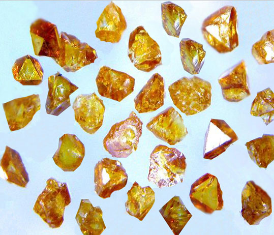CBN diamantni prah CBN-B750 jantarne barve nepravilne oblike in srednje trdnosti